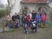 Aufbruch zum Spaziergang am Samstag vor der Pumpe Maisbach